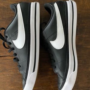 Nike Court Legacy Shoes size youth 5 Black with white swoosh like new!